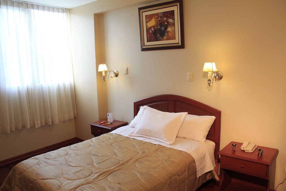 MANHATTAN INN AIRPORT HOTEL 10/73