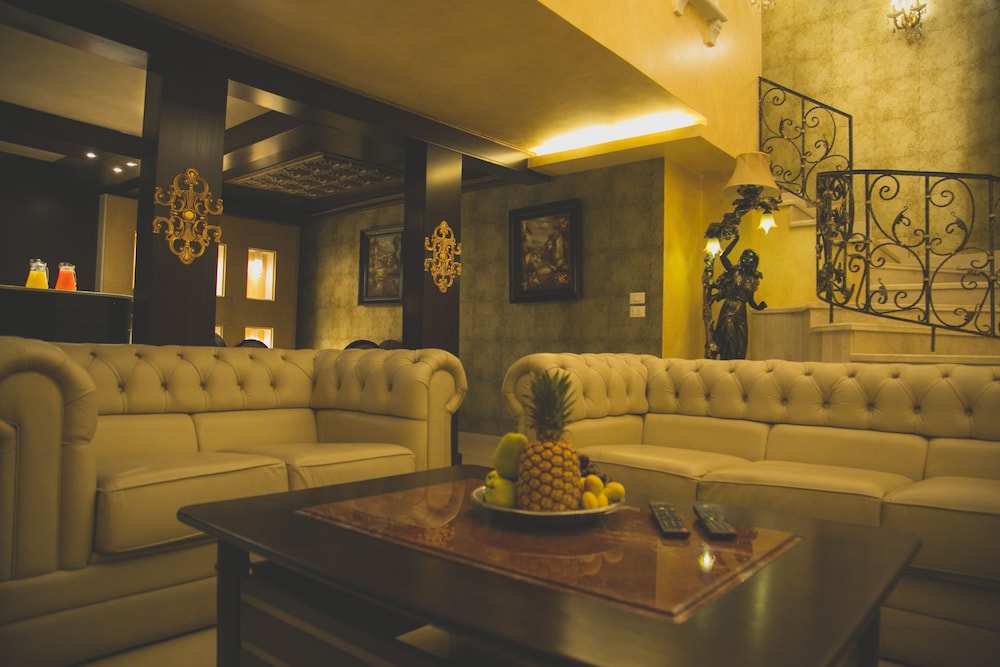 QUEENS SUITE HOTEL 41/61