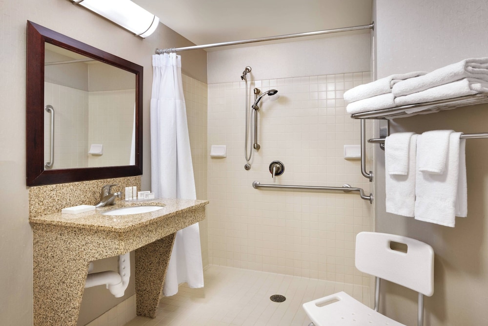 جناح بسريرين مزدوجين مع سرير سحّاب إضافي لذوي الإعاقة، Springhill Suites by Marriott Thatcher 3/6