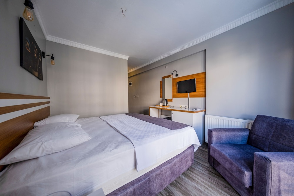Lopera Beach Hotel 10/50