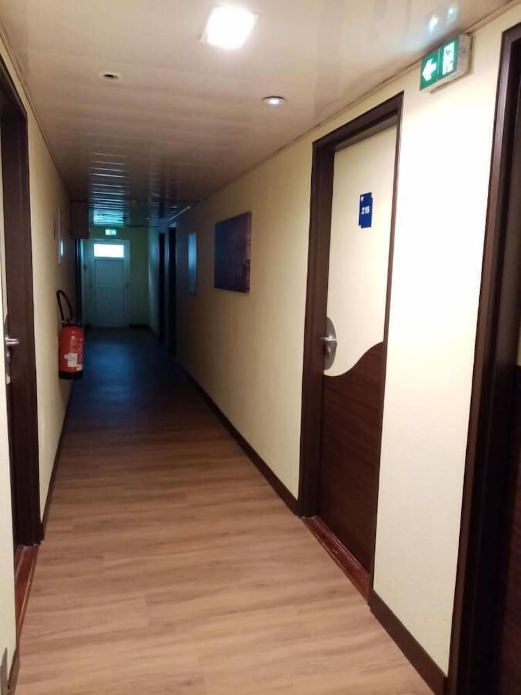 BRIT HOTEL SAINT-QUENTIN 30/53