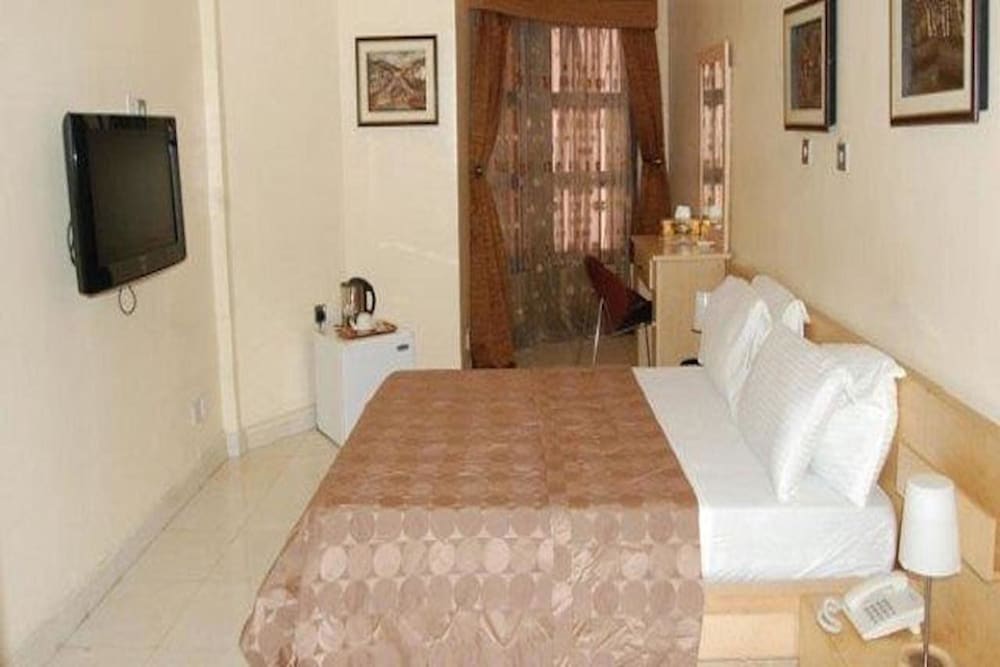 Solitude Hotel Victoria Island 12/30
