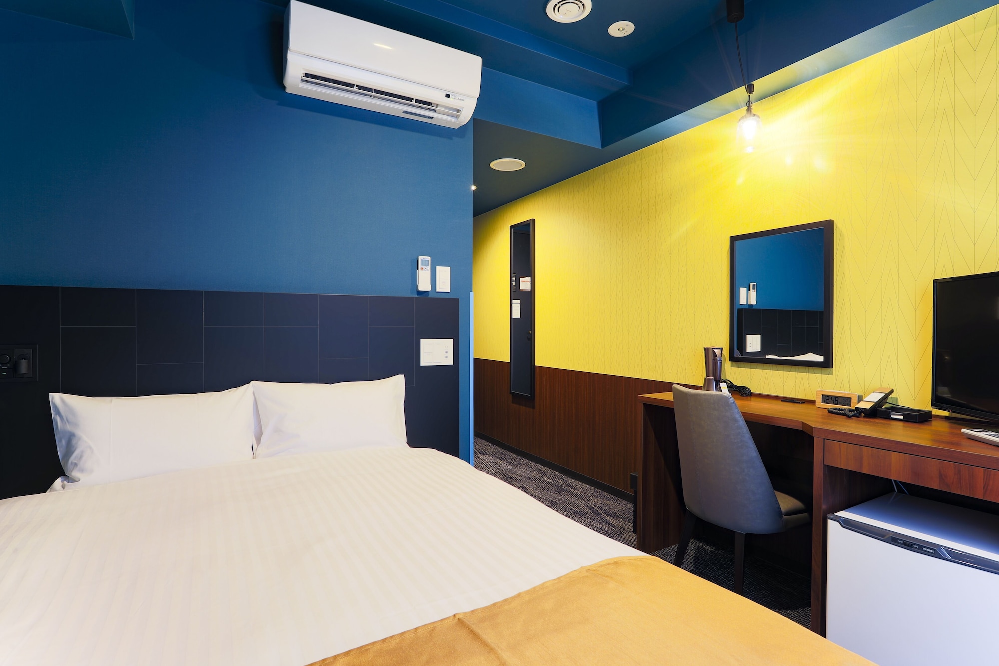 ROOM, DOUBLE BED