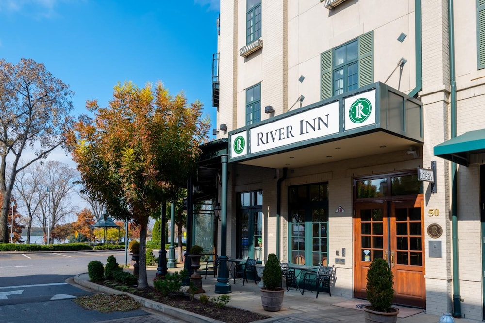 River Inn Of Harbor Town 7/67