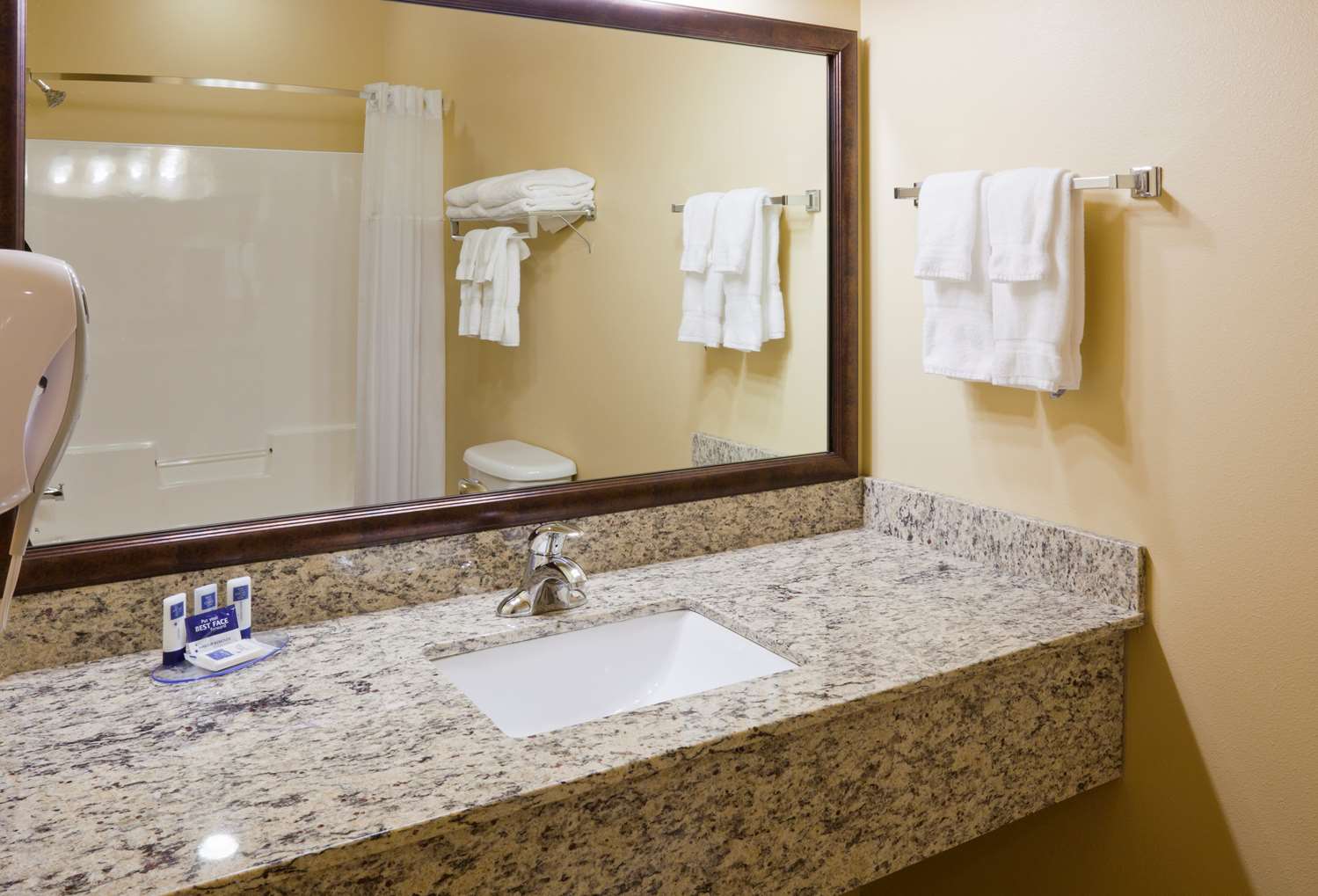 AmericInn by Wyndham Fargo Medical Center 57/59