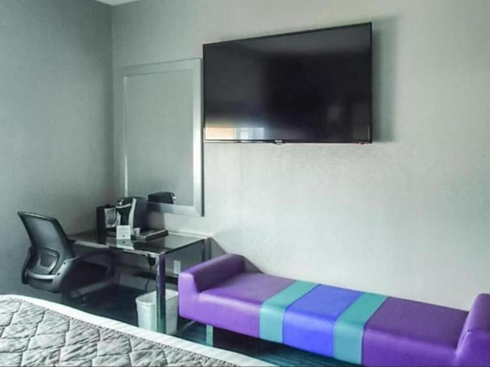 Umbrella Hotel 19/21
