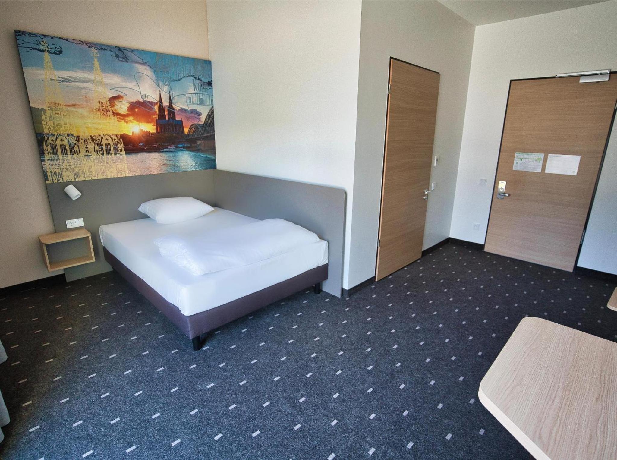 ROOM, SINGLE