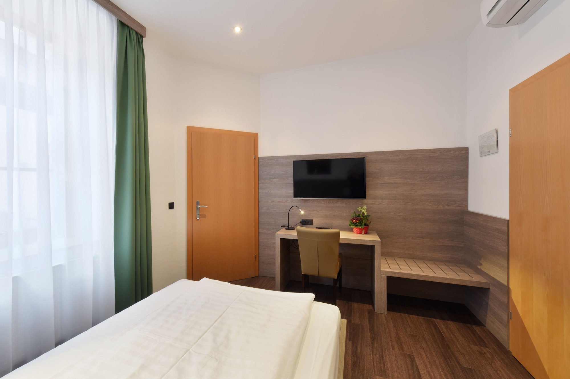 SINGLE ROOM