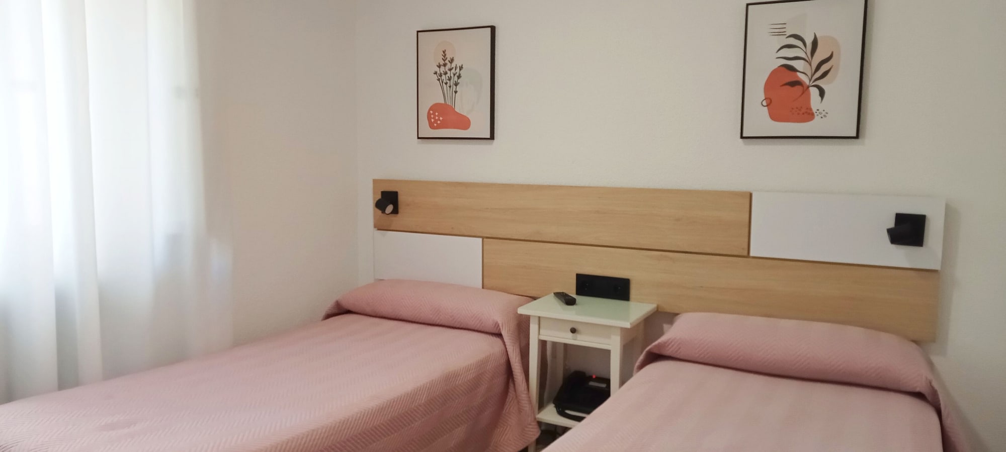 ROOM, TWIN BEDS