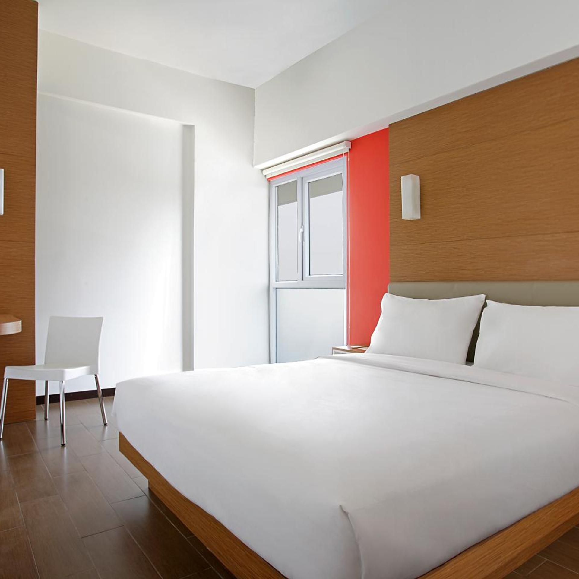 Smart, Hollywood, King Bed، Hotel Amaris Embong Malang 3/7