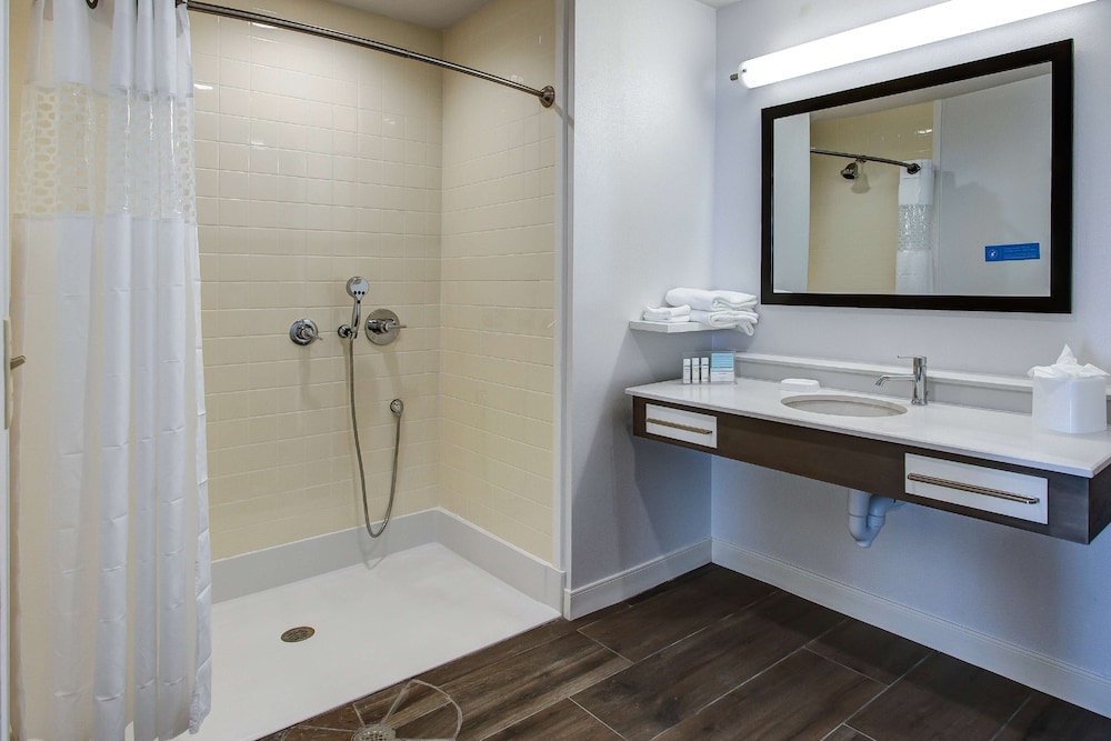 Hampton Inn Suites Wichita Airport Ks 14/35