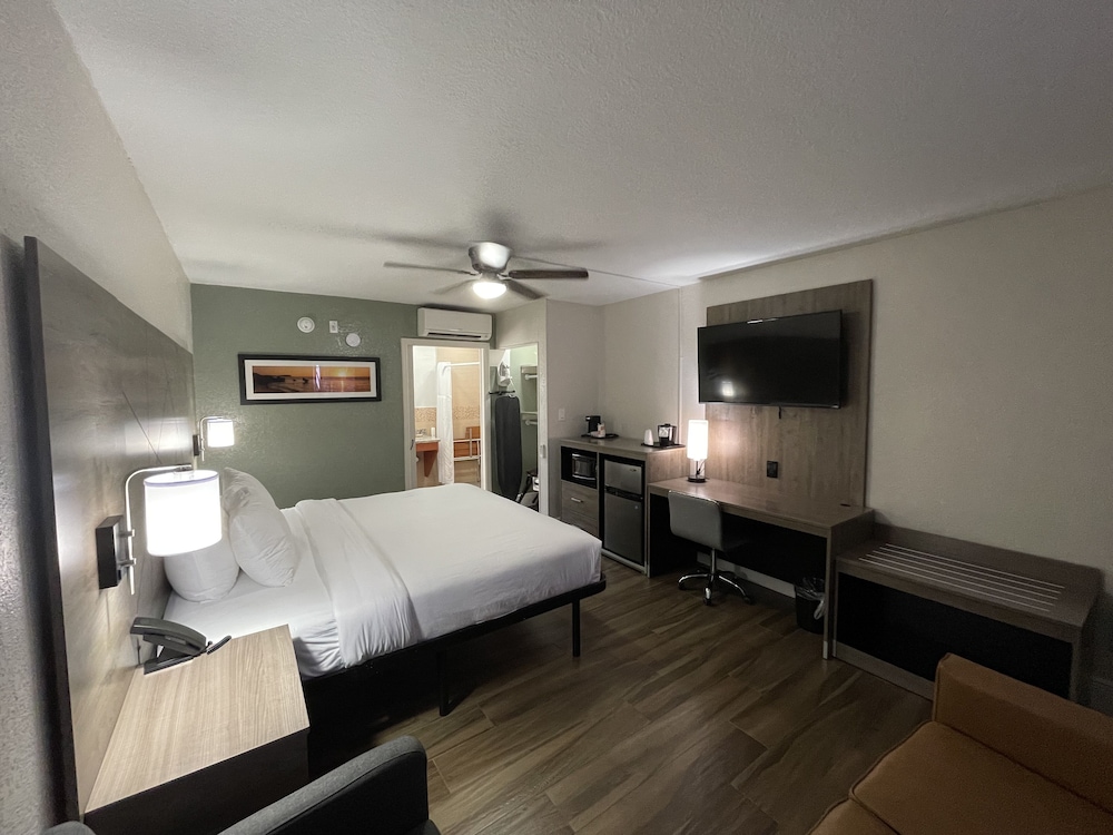 غرفة بسرير كينج لذوي الإعاقة، Quality Inn and Suites Airport Cruise Port Hollywood 6/10