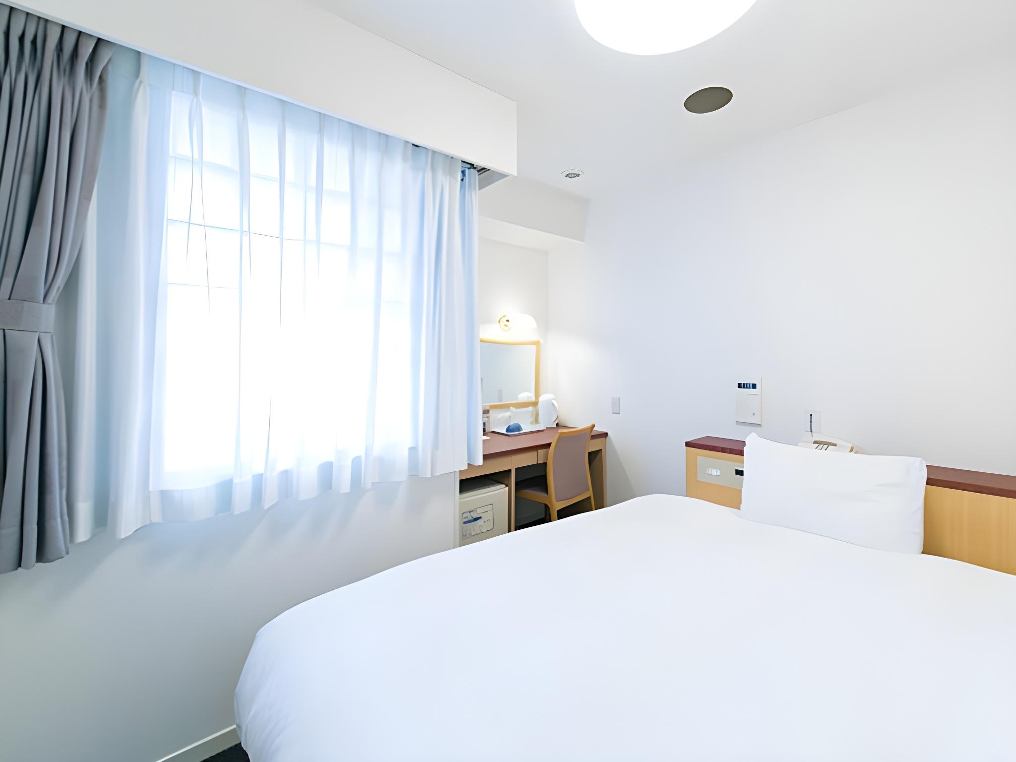 ROOM, SINGLE