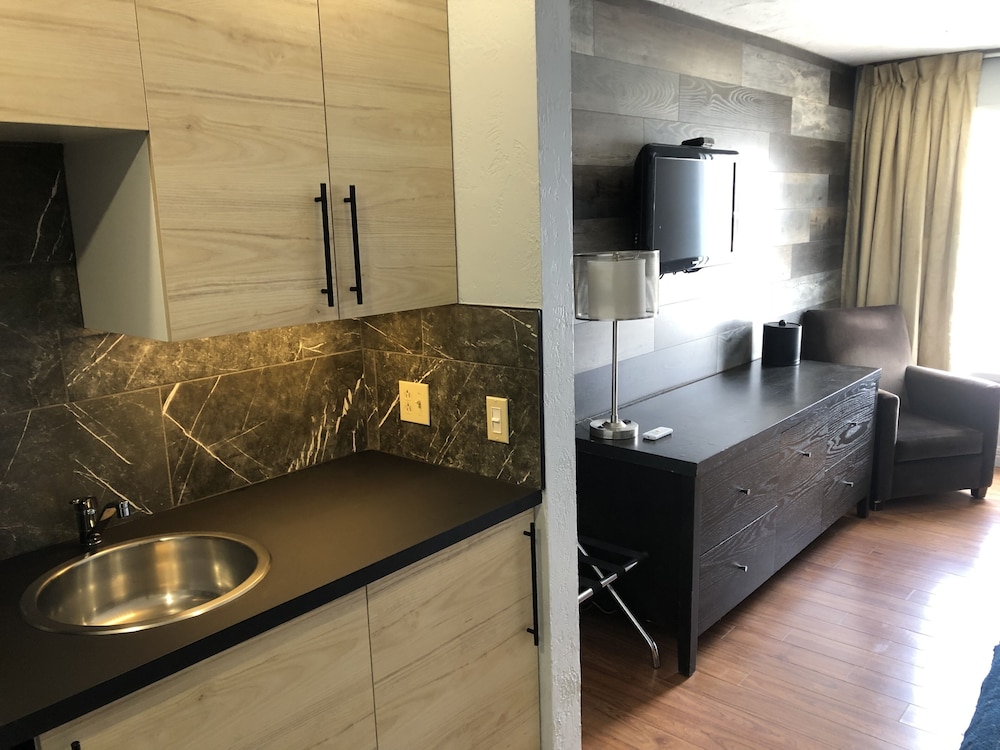 Auberge Shores Inn & Hotel 25/47