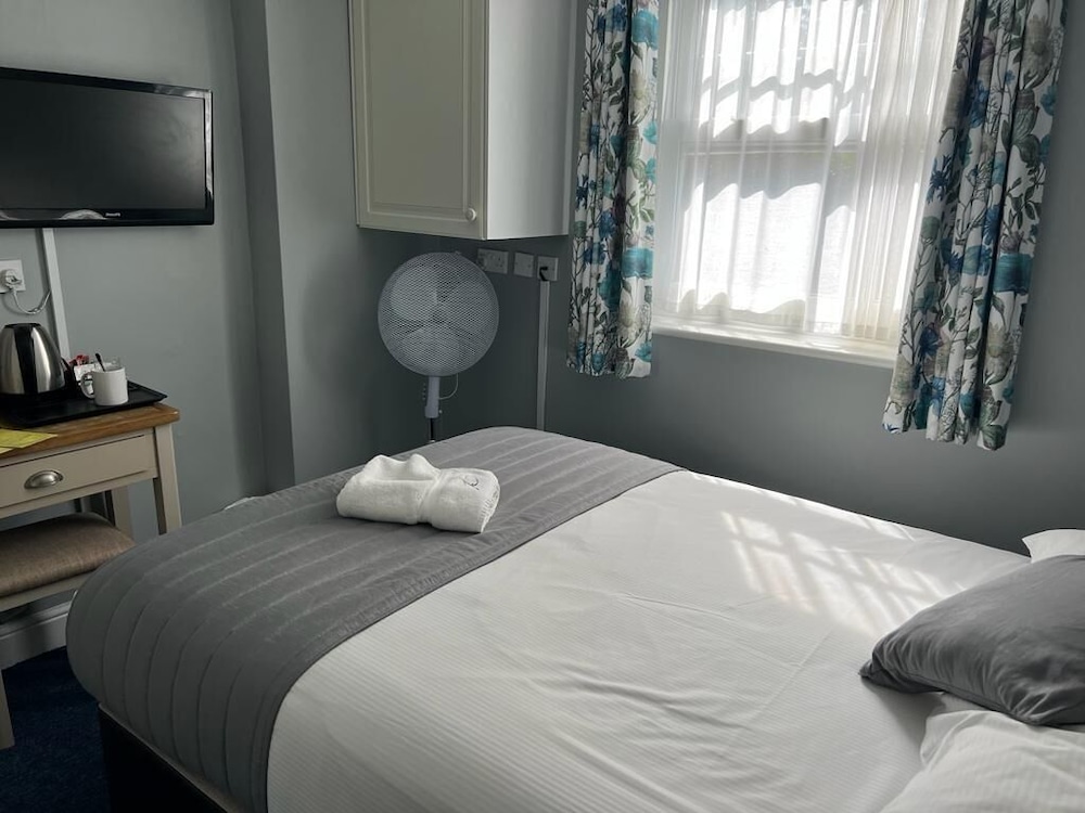 ROOM, SINGLE, SHARED BATHROOM