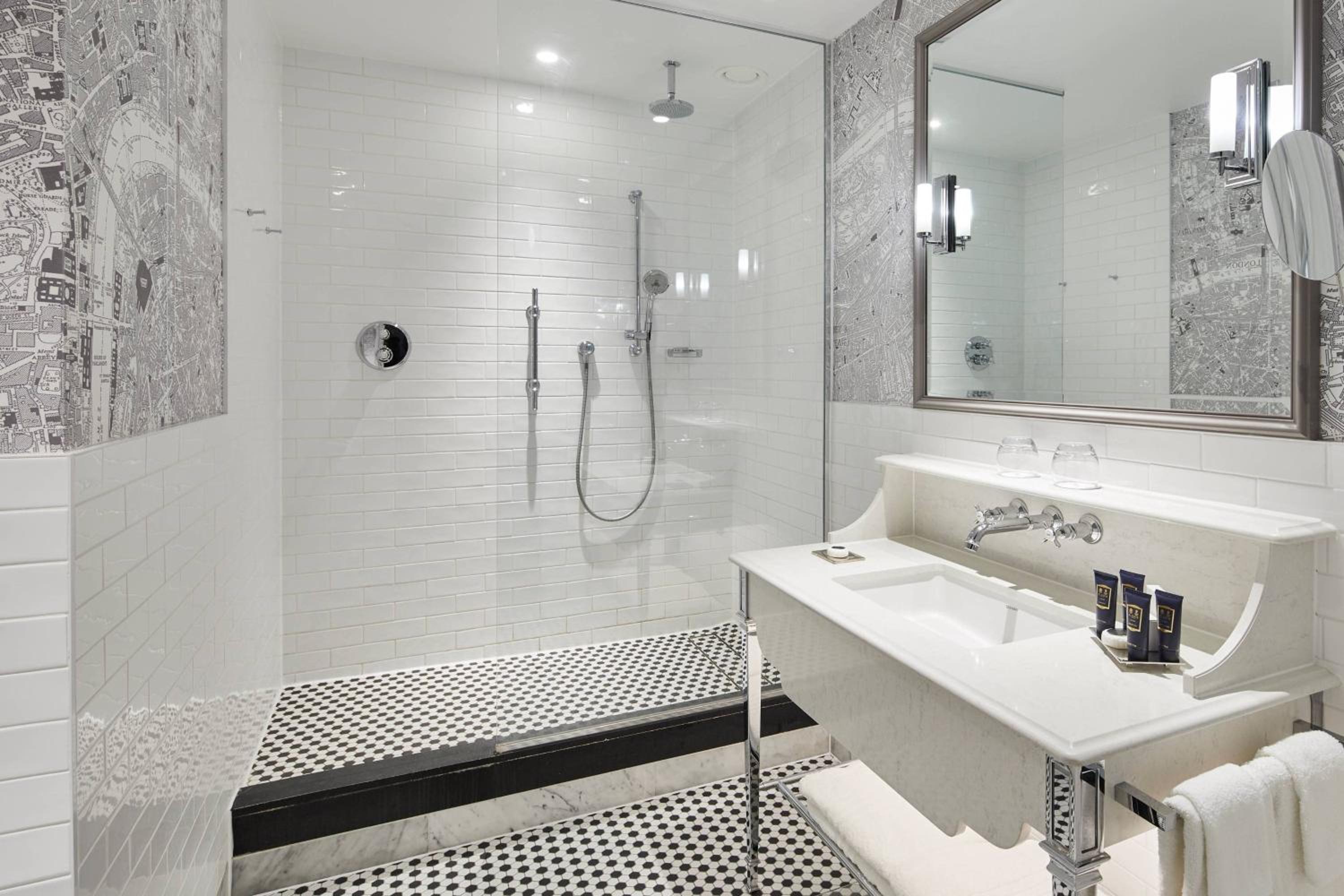 Bank, Suite, King Bed, Balcony, Club Lounge Access, South Wing، London Marriott County Hall 8/10