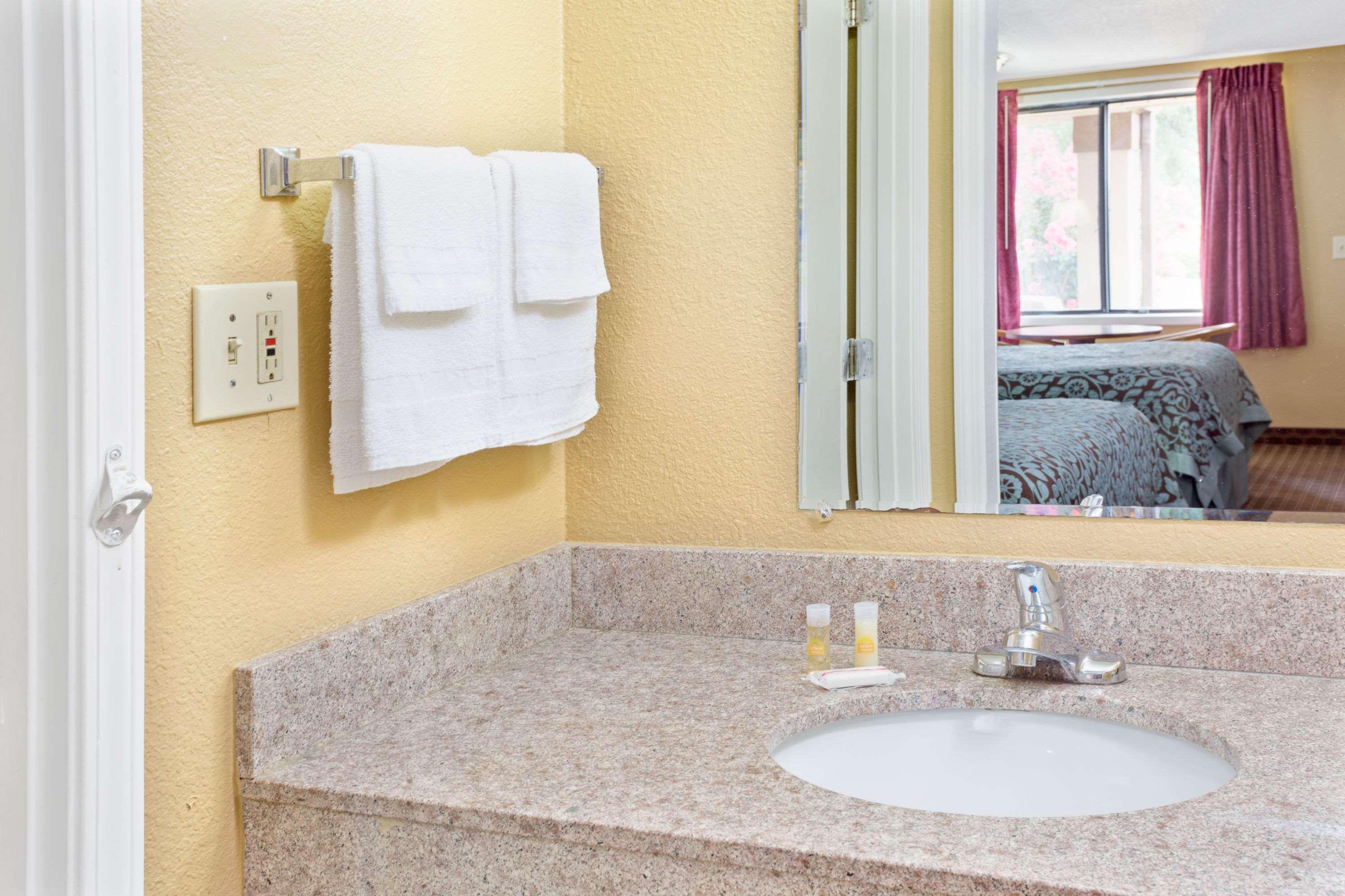 Days Inn by Wyndham Lawrenceville 16/18