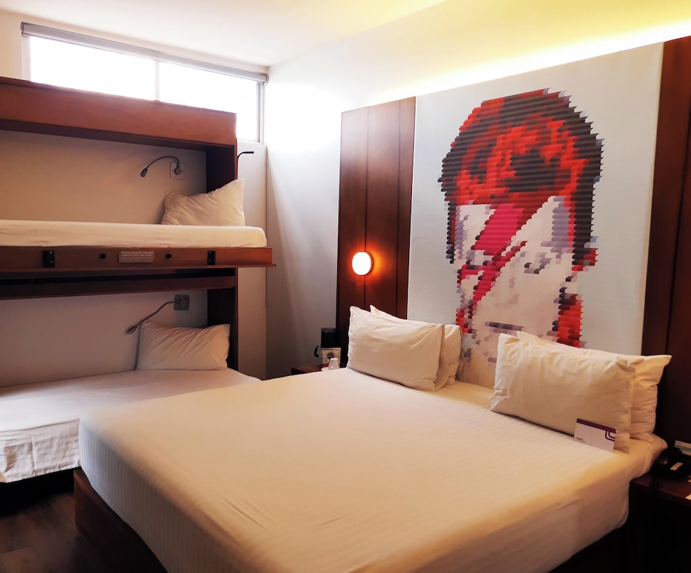 غرفة ثلاثية بسرير مزدوج وسرير بطابقين، Ikonik Hotel Puebla 3/9