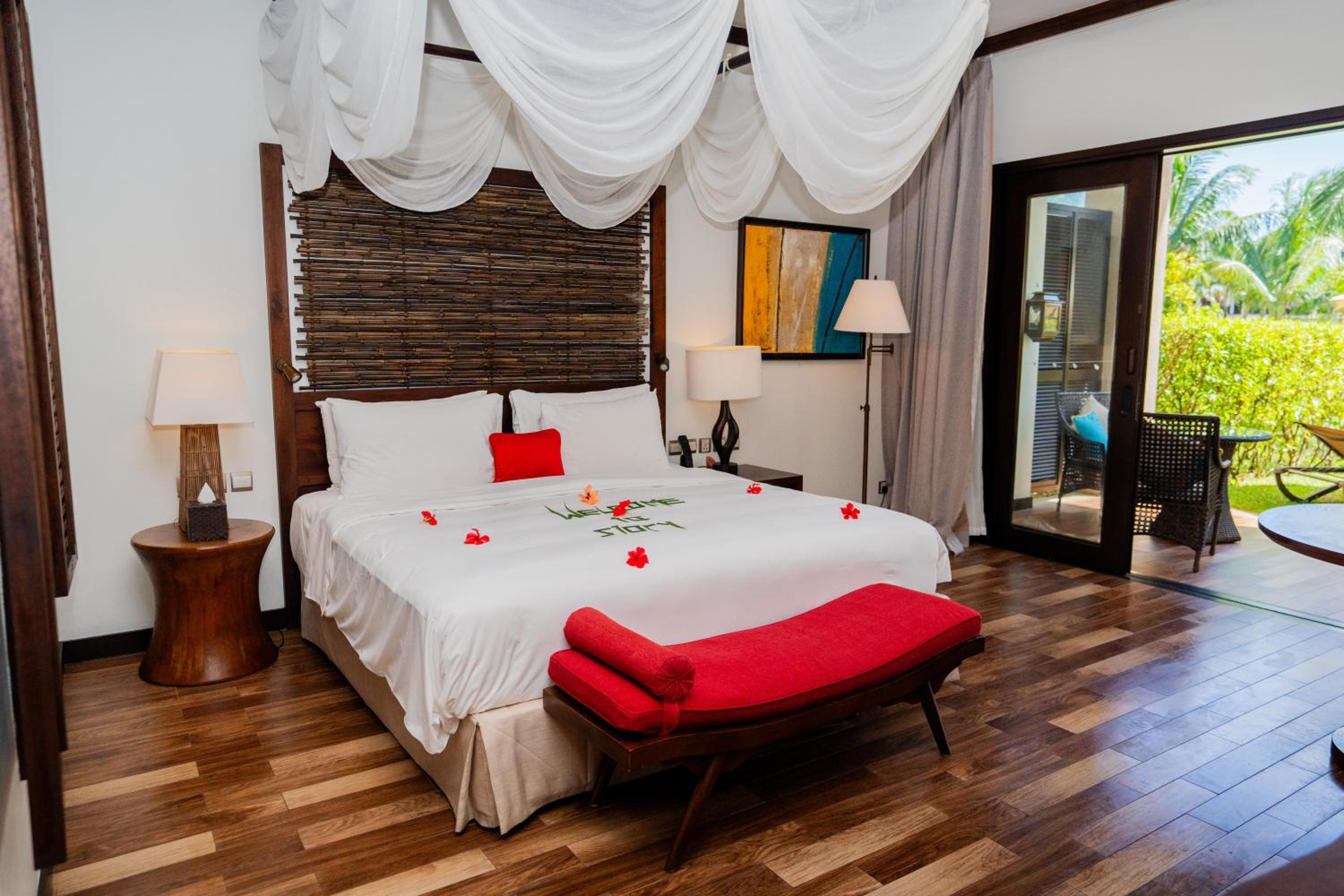 Junior Suite, King Bed, Private Garden, Terrace
