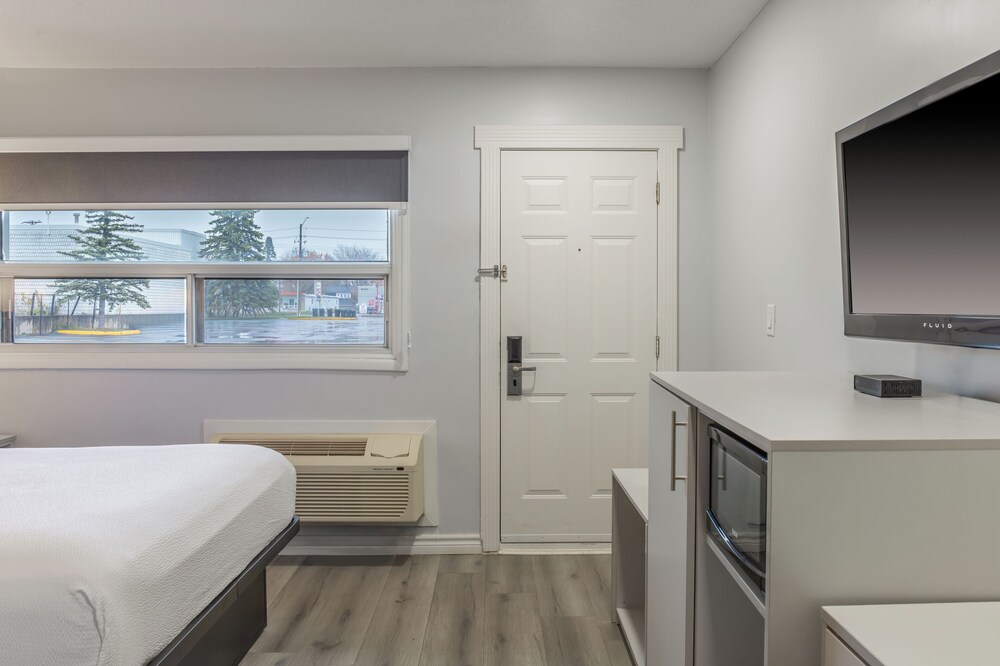 Motel6 Cornwall, On 27/57