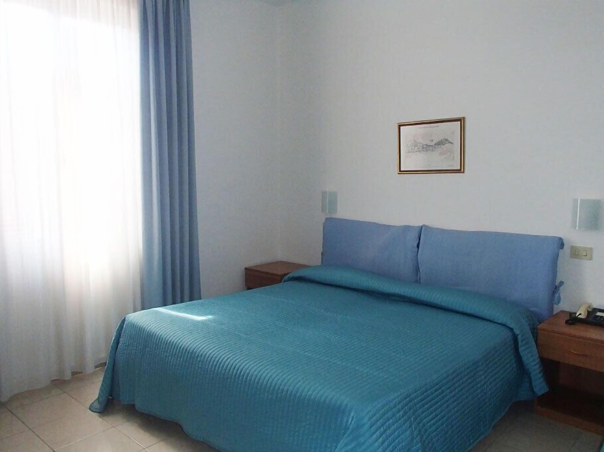 ROOM, DOUBLE OR TWIN BED