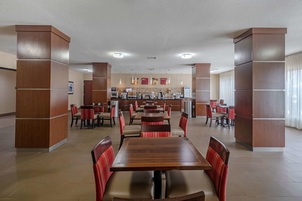 Comfort Suites Ennis TX 32/43