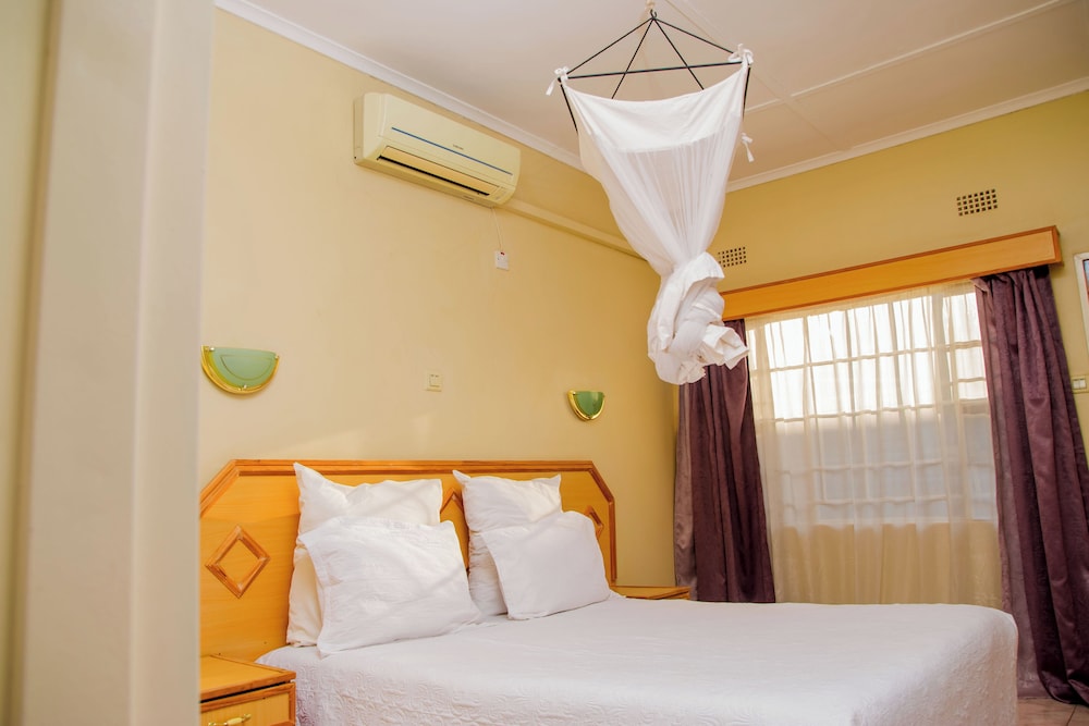 ROOM, QUEEN BED