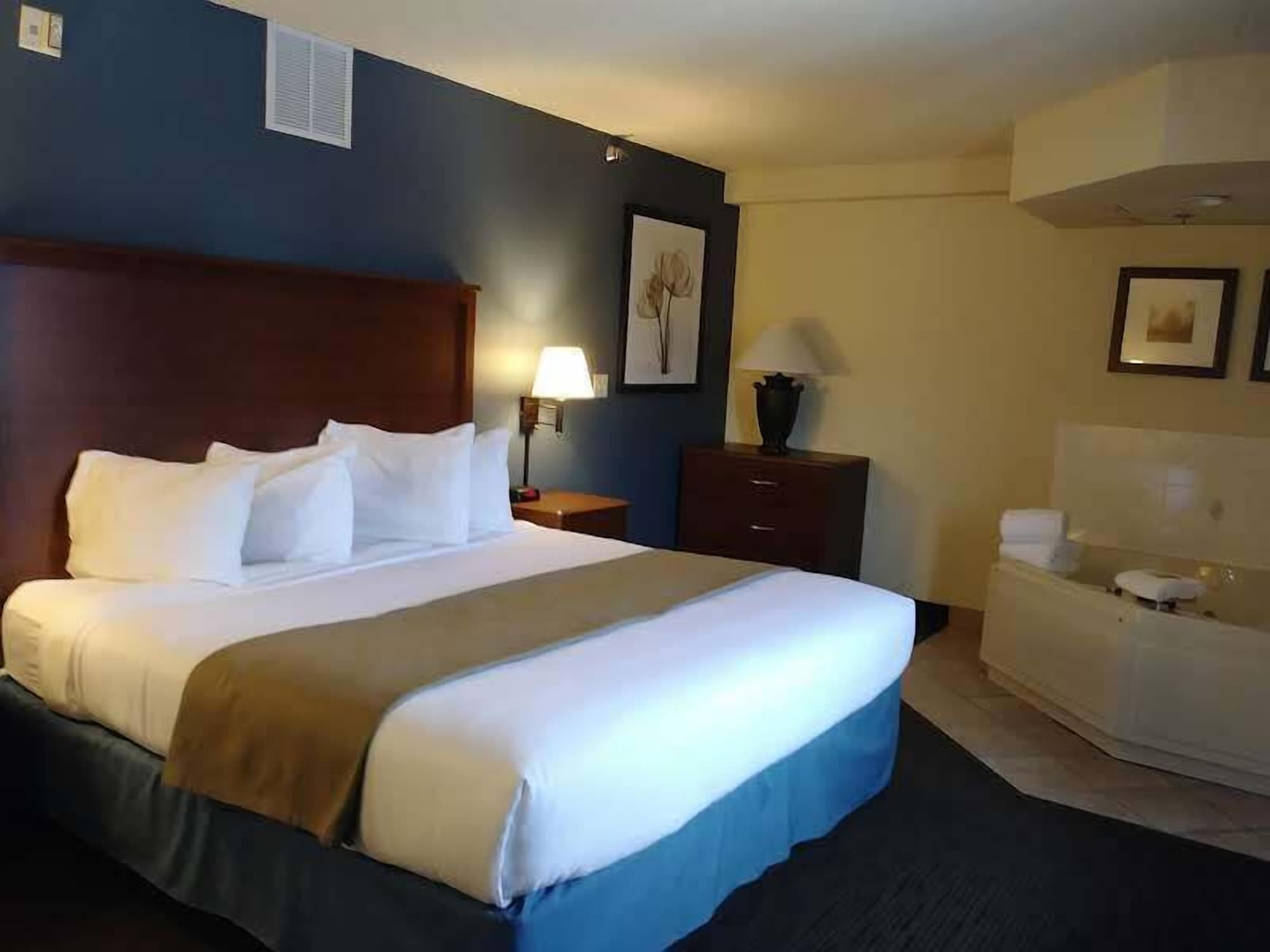 STUDIO, SUITE, KING BED