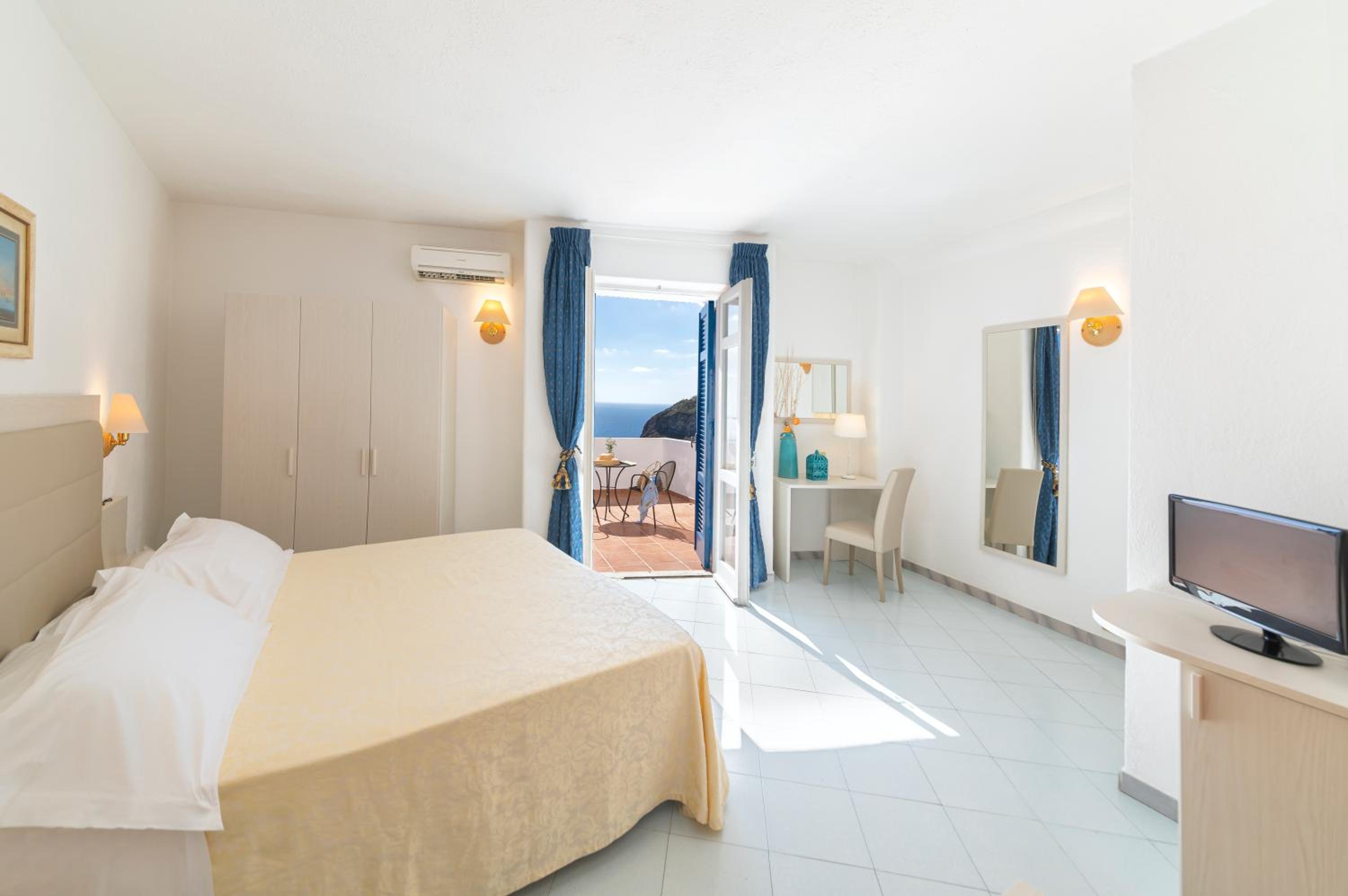 غرفة ديلوكس بسرير مزدوج بإطلالة على البحر بشرفة، Hotel Grazia Alla Scannella 3/5