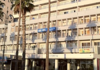 Sun Hall Beach Apartments photo2
