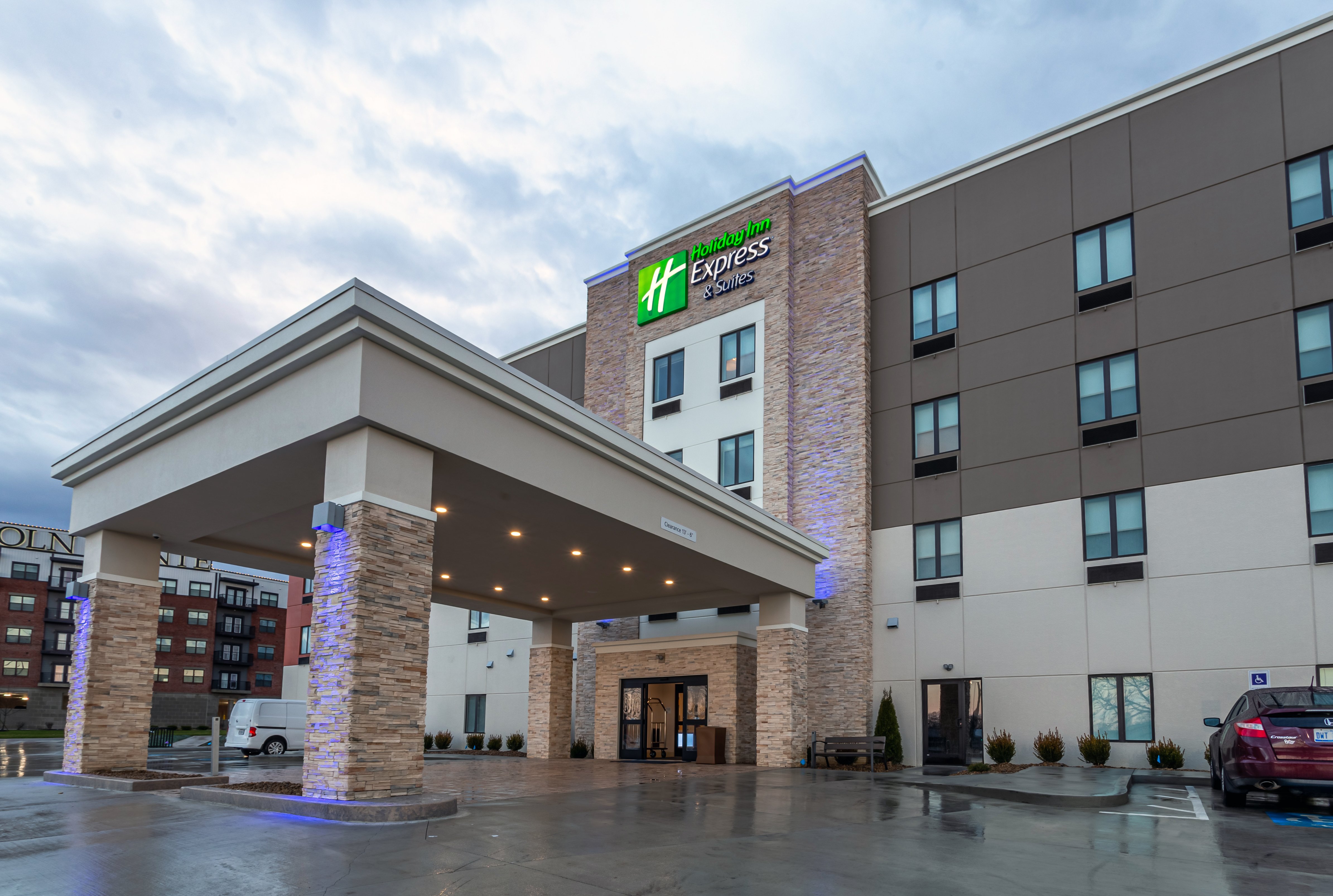 Holiday Inn Express & Suites Columbus - Worthington 8/58