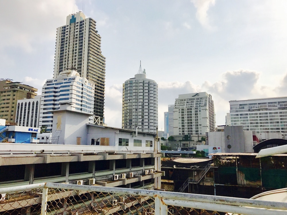 Maxim S Inn 63/64