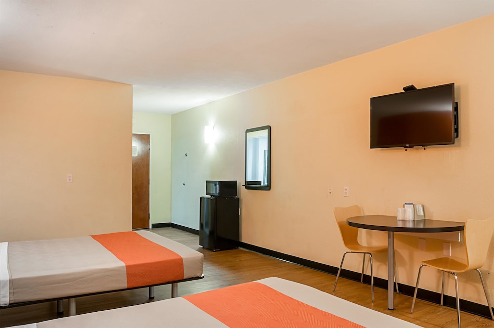 Motel6 New Orleans, LA - Near Downtown 16/30