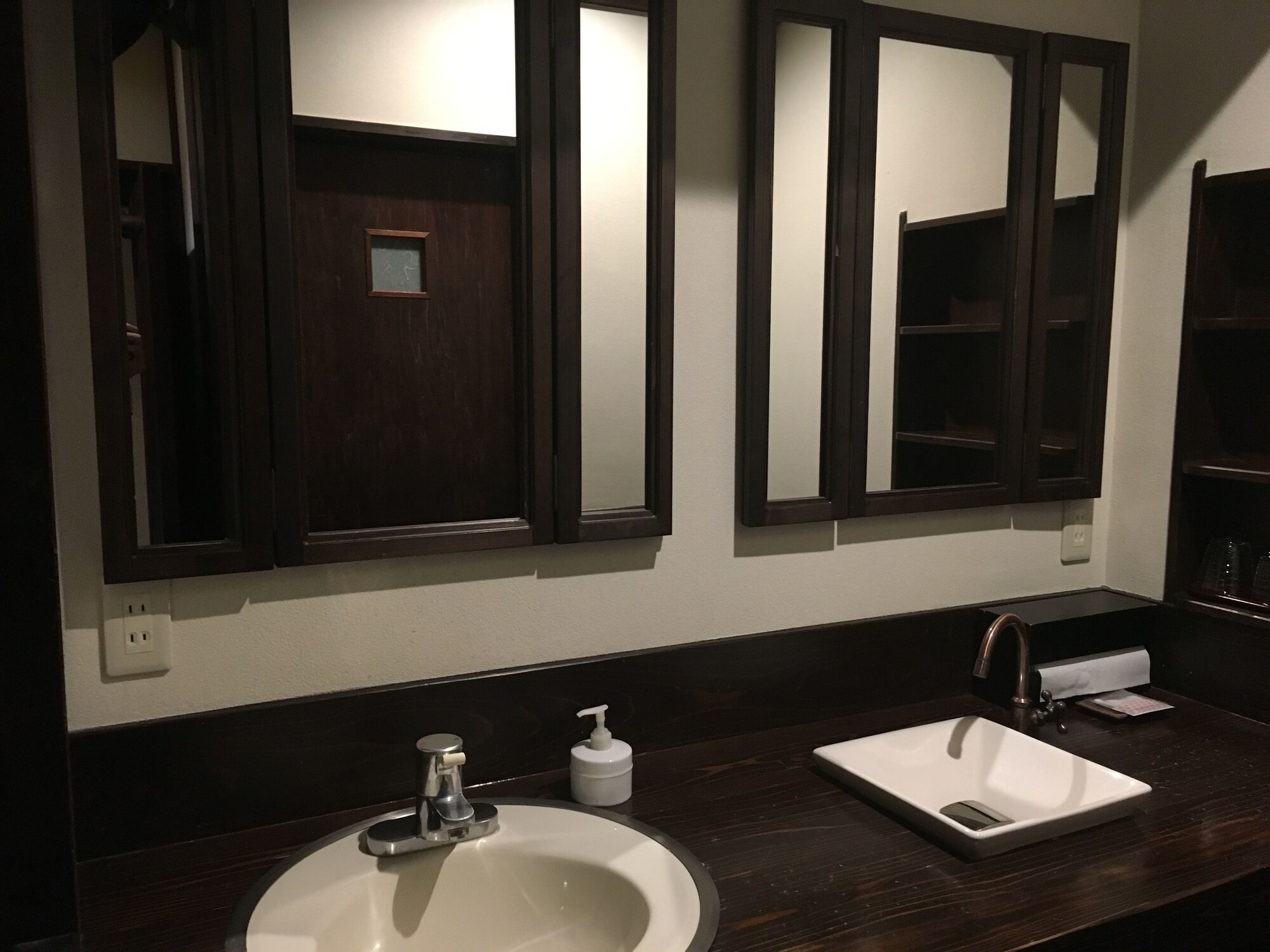 SHARED BATHROOM, SMOKING