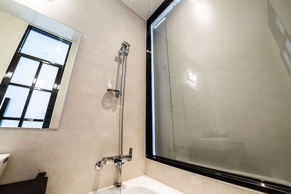Deluxe, Double Bed, Lateral Side Sea View، H Avenue 5/5