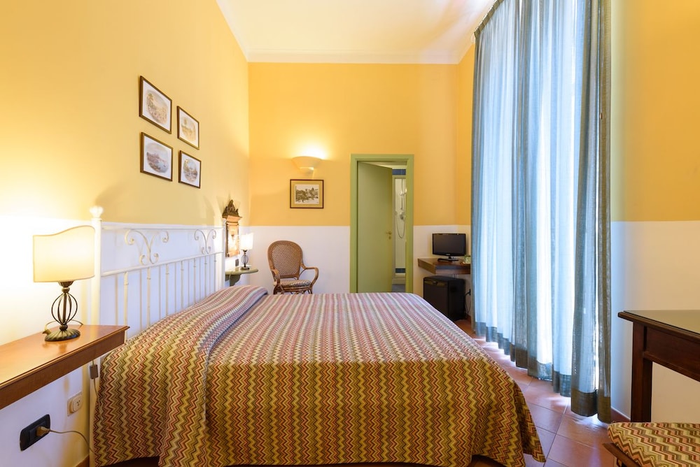 ROOM, DOUBLE BED
