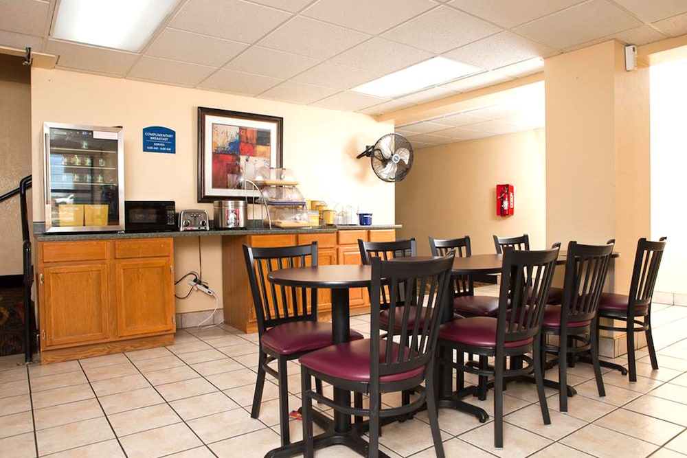 Days Inn by Wyndham Park City Kansas 22/28