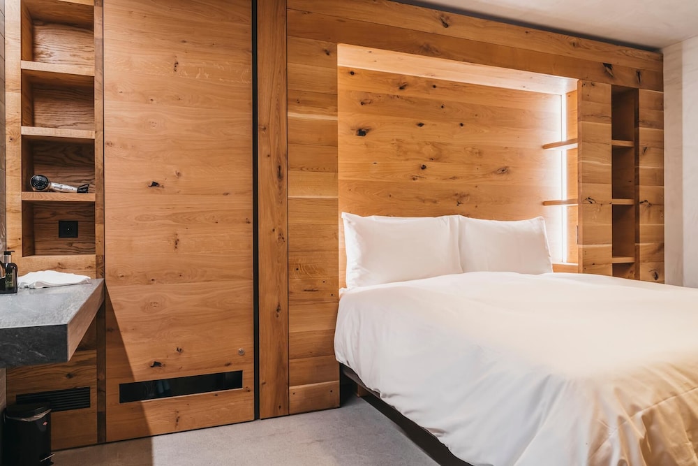 Cozy, 1 Bedroom, Apartment, King Bed, Murphy Bed