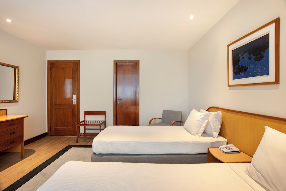 LUXURY, TWIN BEDS