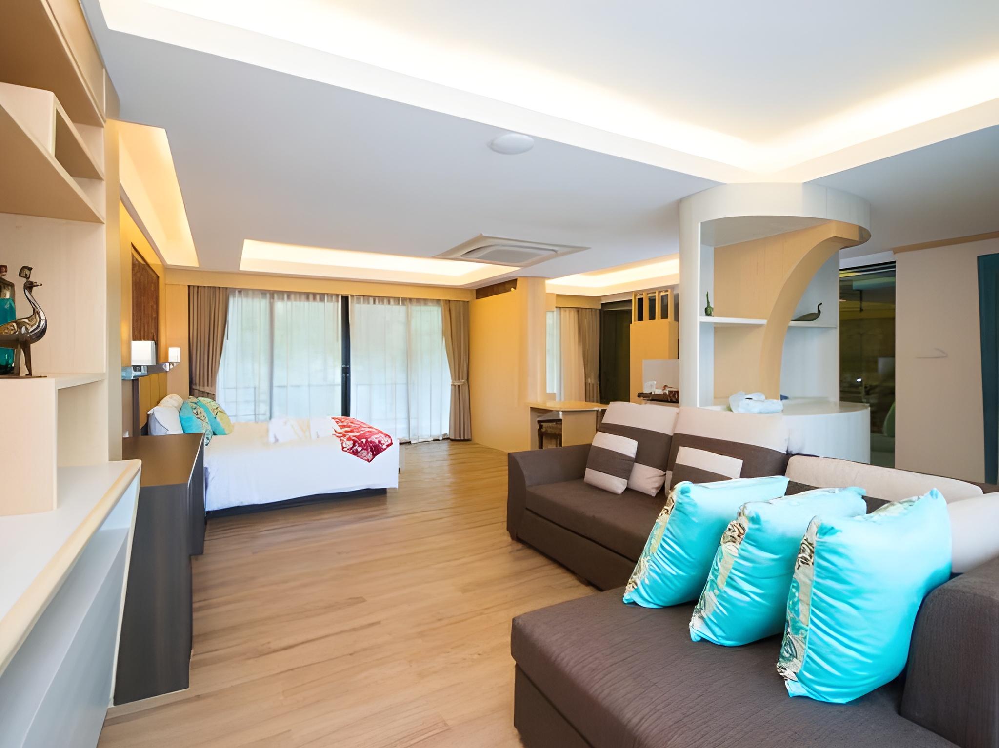 Suite, King Bed, Sea View, with Pool