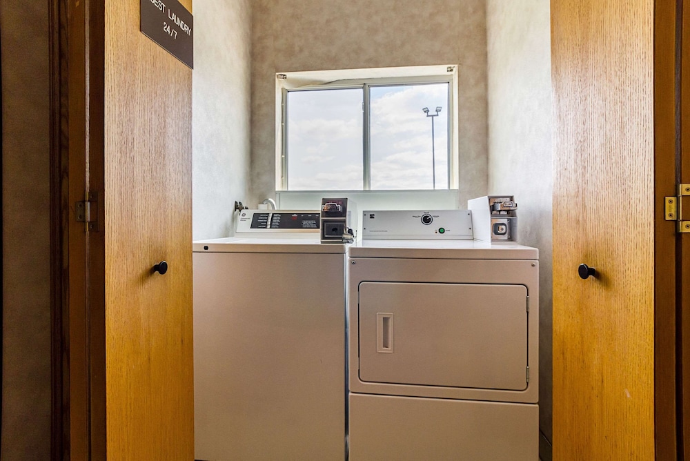 Econo Lodge Luverne I-90 21/27