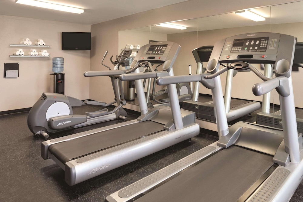 Country Inn & Suites by Radisson, Cedar Falls near University 24/39