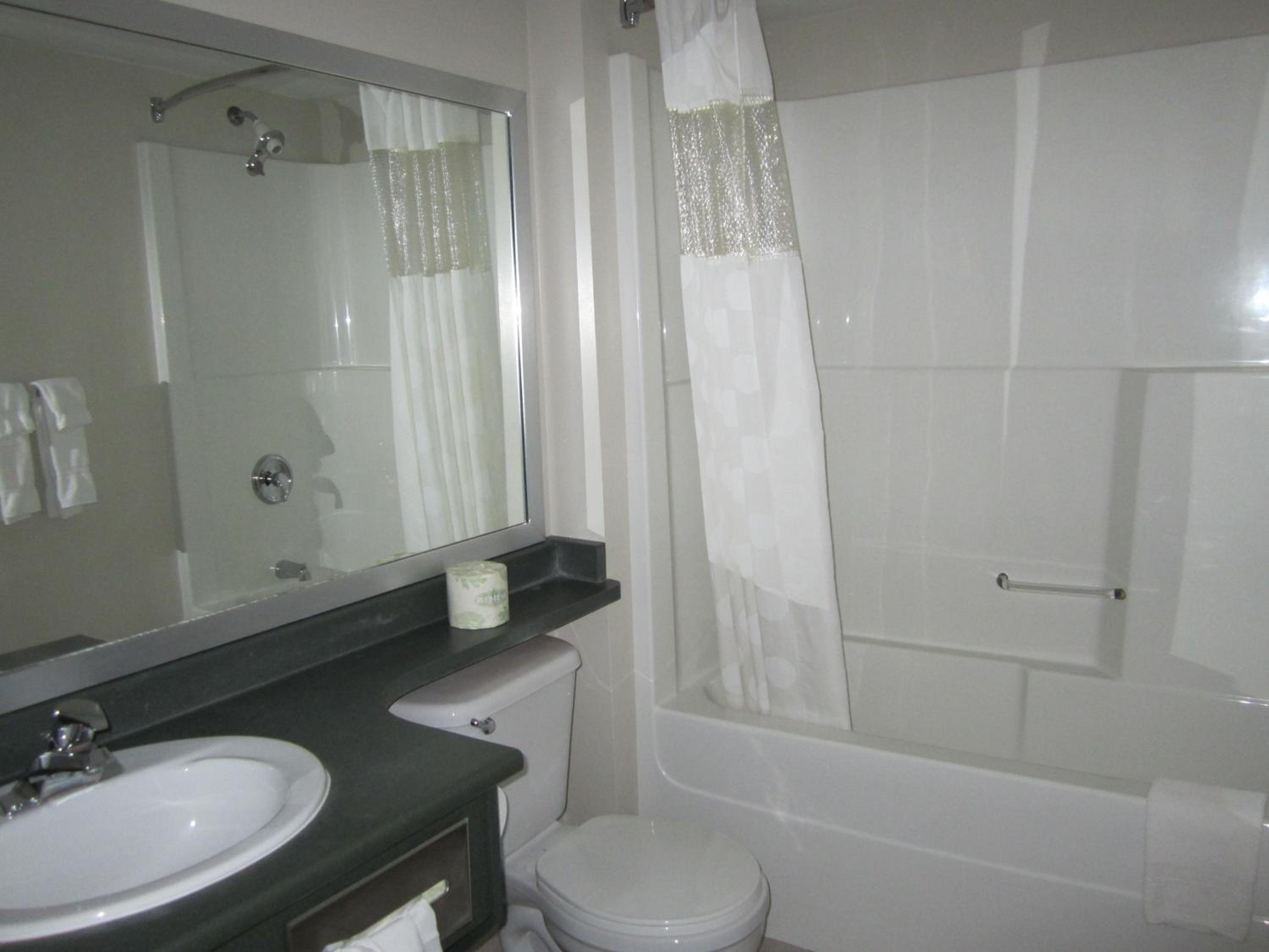 غرفة بسرير كينج وسرير كوين، Ramada Limited - Merritt 6/10