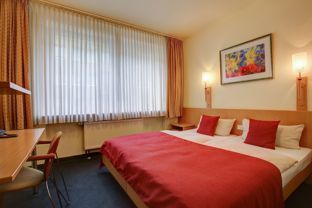 ROOM, DOUBLE OR TWIN BED
