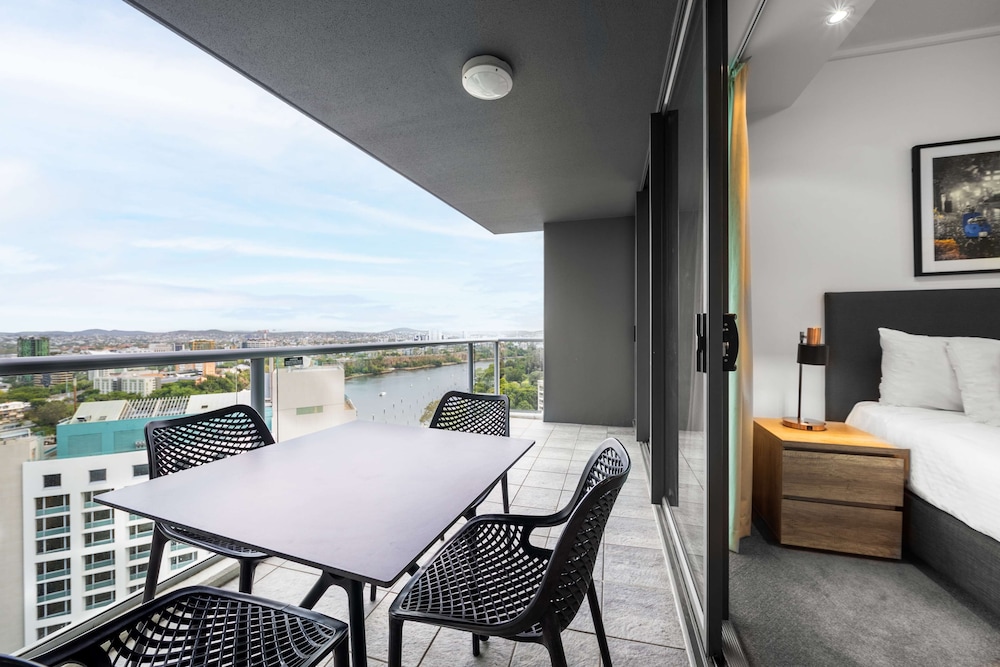 Oaks Brisbane Felix Suites 24/42