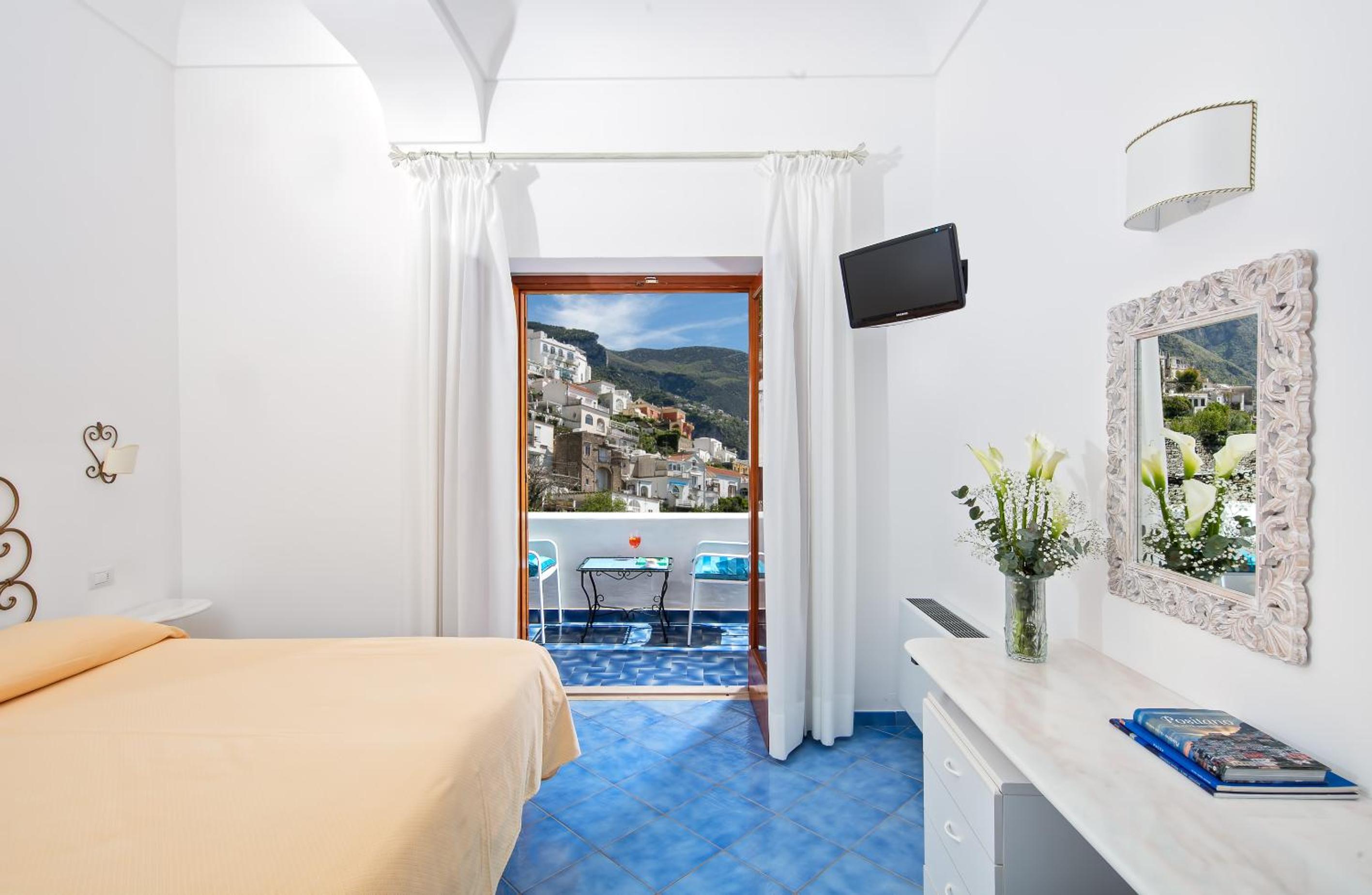 غرفة كلاسيكية ثلاثية بإطلالة جزئية على البحر، Hotel Vittoria Positano 2/4