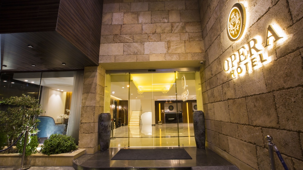 Opera Hotel 10/40