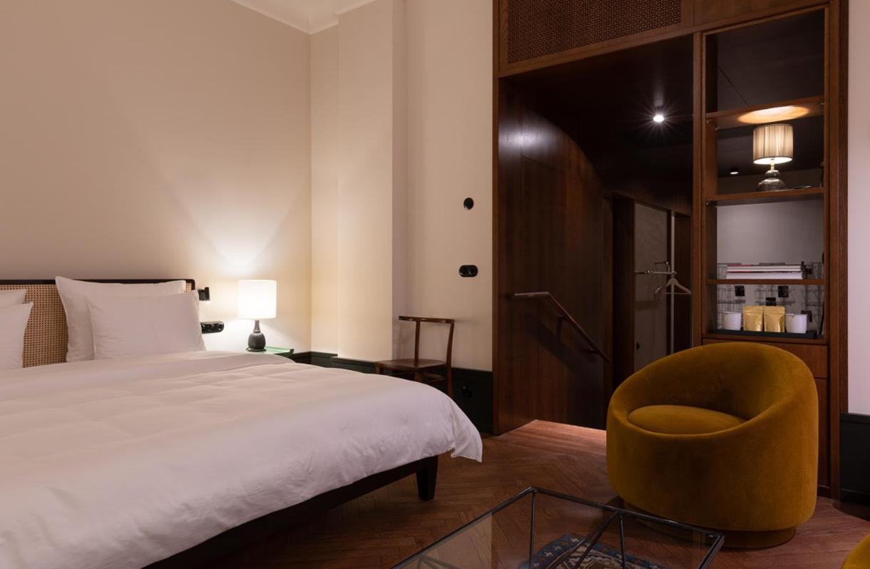ROOM, DOUBLE BED, LARGE