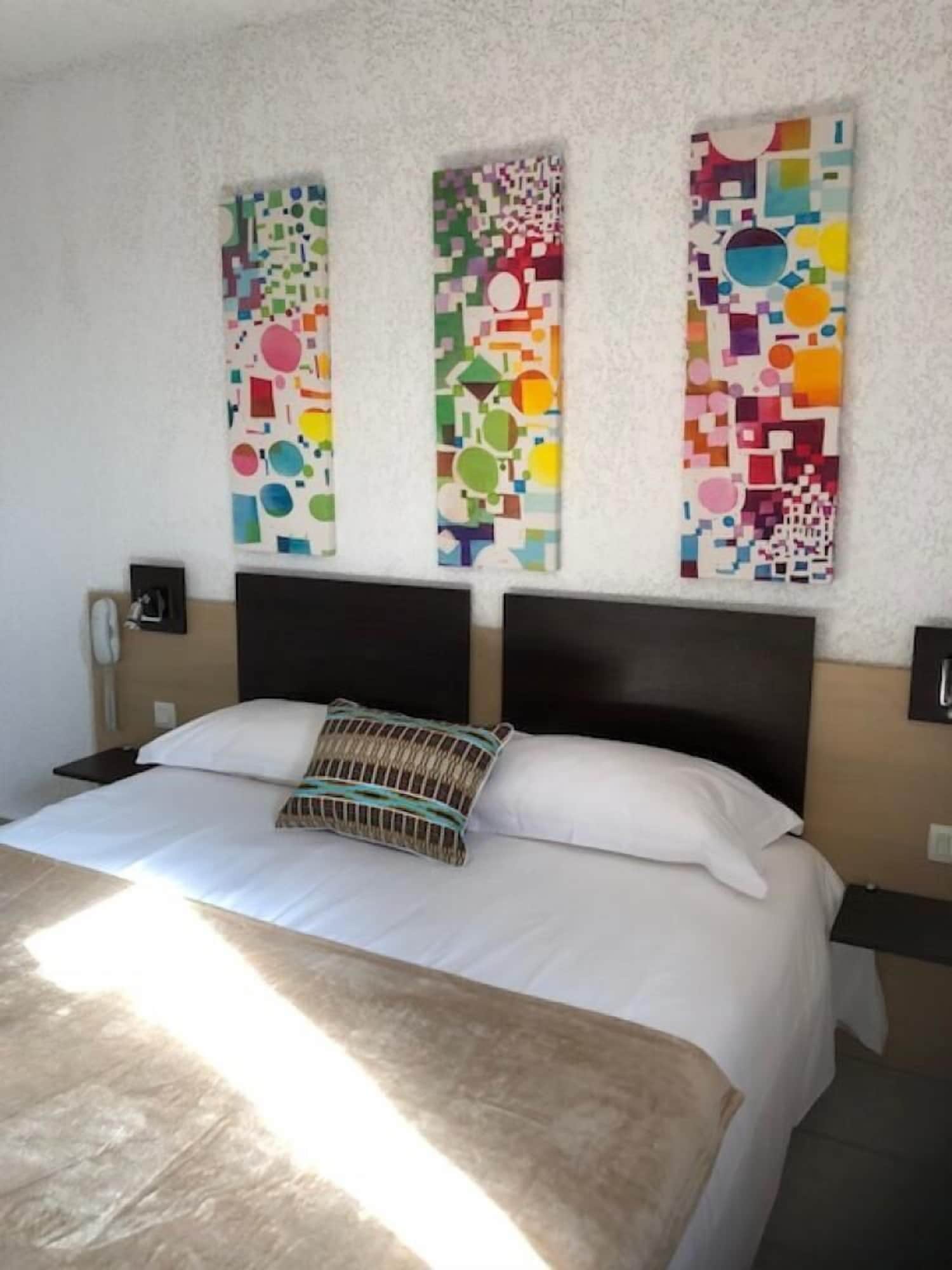 ROOM, DOUBLE BED