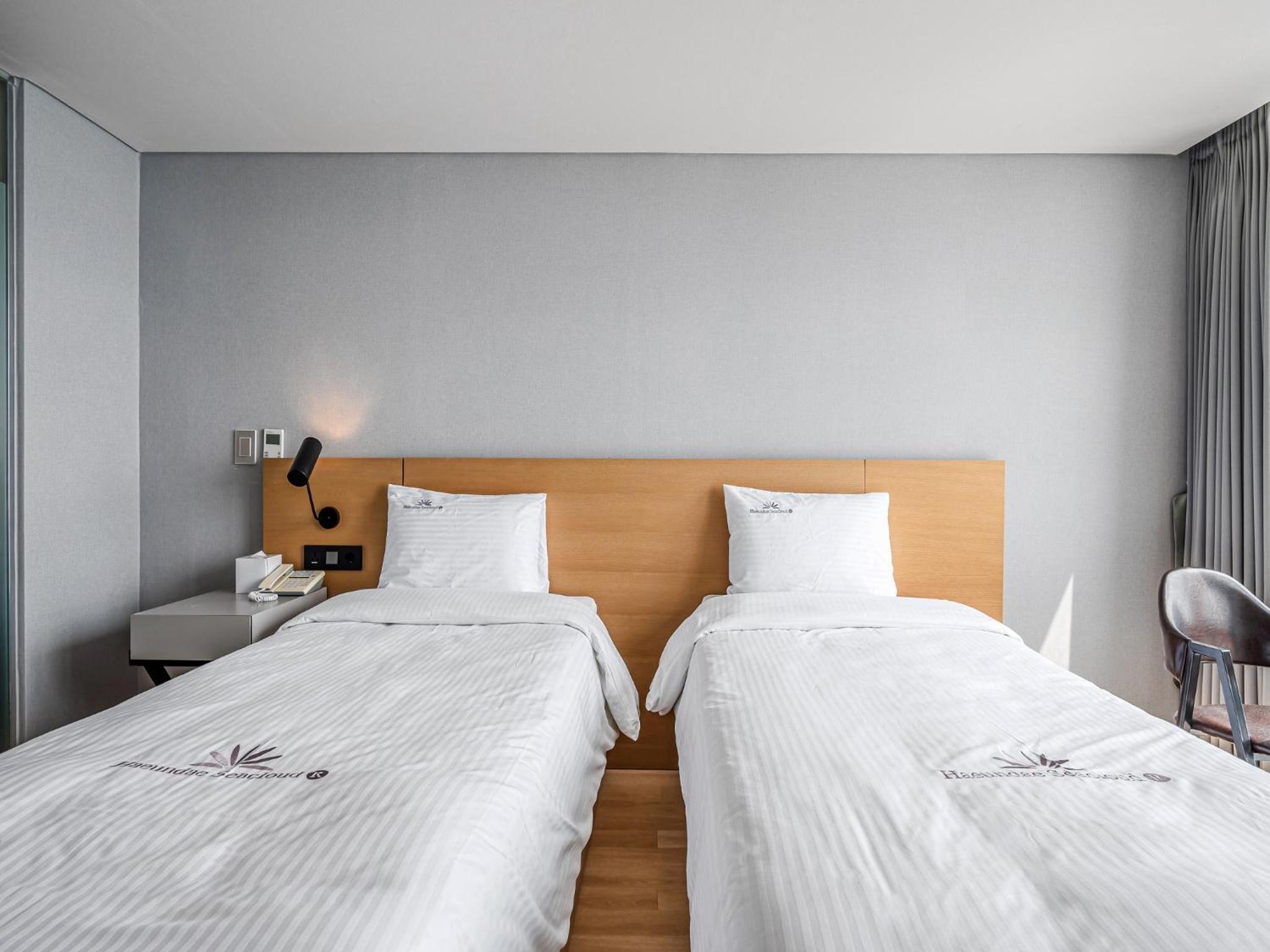 Ocean, Superior, Twin Beds